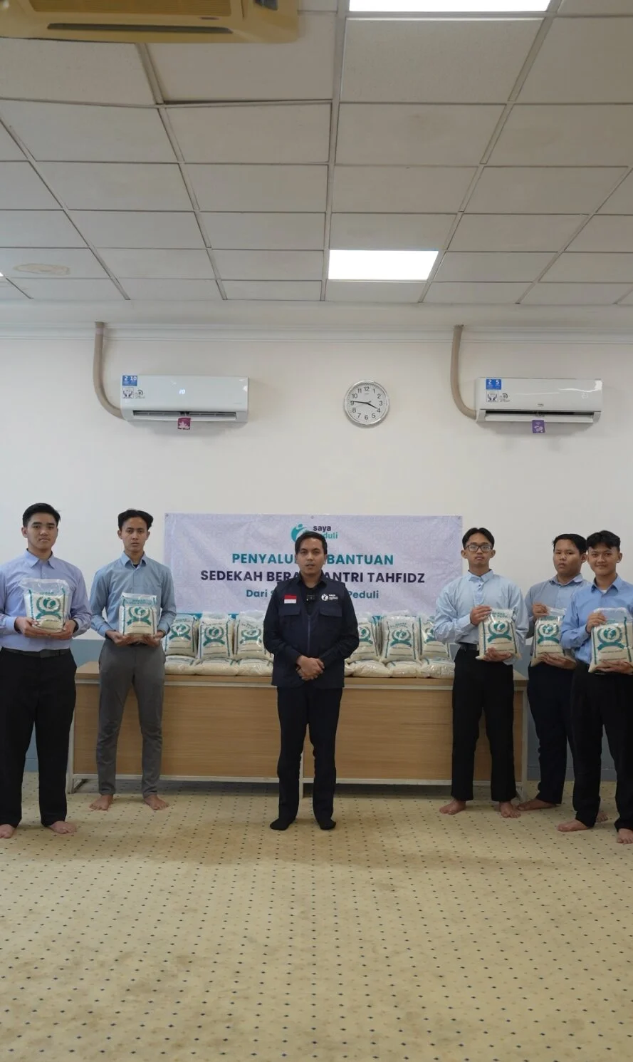 Foto 14 dari album Pendistribusia Beras Untuk Santri Tahfidz 2026